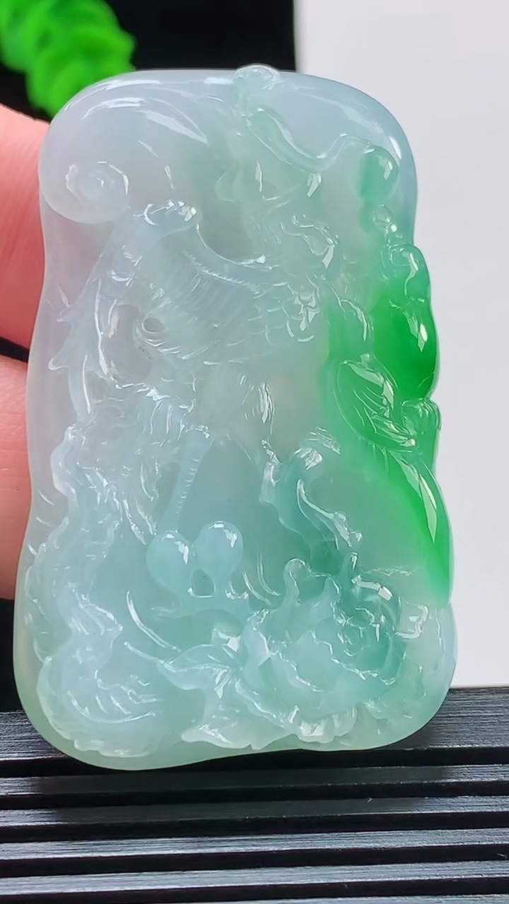 天然A货翡翠凤凰吊坠，尺寸51.6-32-7.2 重量:23.25g
8月11日