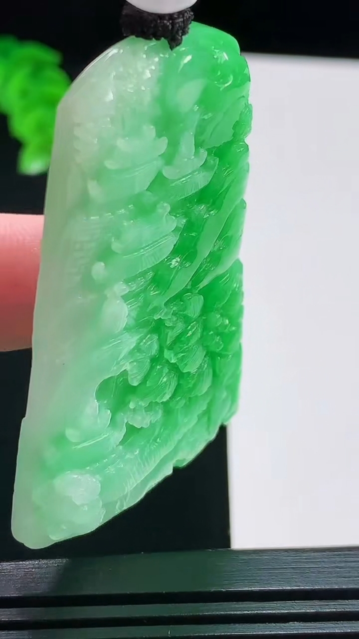 天然A货翡翠山水牌吊坠，尺寸56-35-7.8 重量:35.63g
8月11日