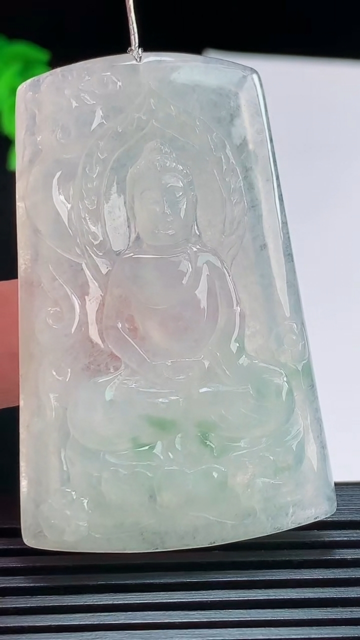 天然A货翡翠飘花大日如来佛吊坠，尺寸57-35-4.5 重量:19.25g
8月11日