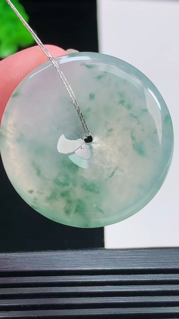 天然A货翡翠种飘花平安扣吊坠，尺寸33-5 重量:11.92g
8月11日