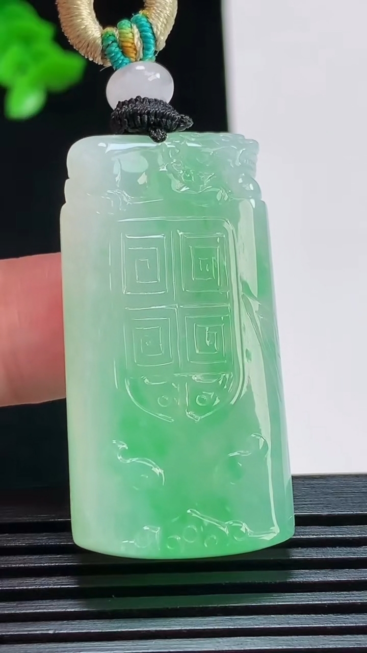 天然A货翡翠仿古无事牌吊坠，尺寸40.8-21-6.5 重量:17.15g
8月11日
