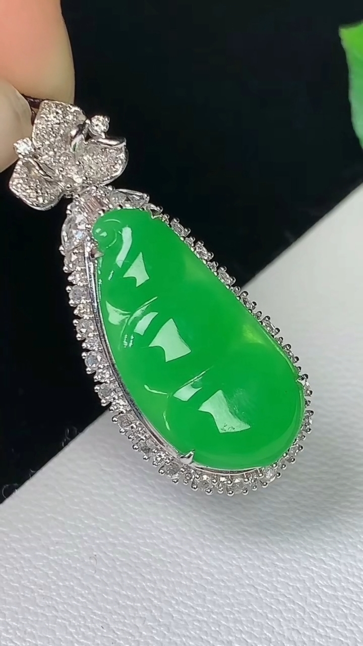 天然A货翡翠福豆吊坠，尺寸29.4-12.7-7，裸石19.4-9.6，重量:3.00g
8月11日