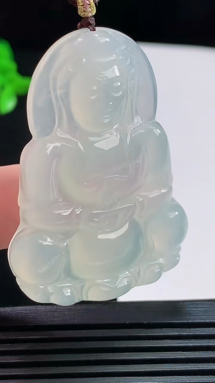 天然A货翡翠正装观音吊坠，尺寸51-36-5.8 重量:18.55g
8月11日