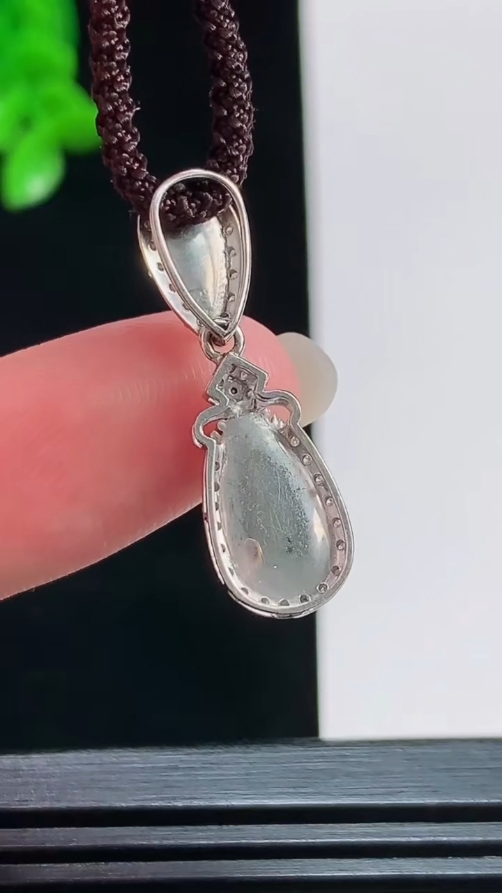天然A货翡翠水滴吊坠，尺寸26.6-8.5-6.3，裸石12-6.5 重量:2.16g
8月11日