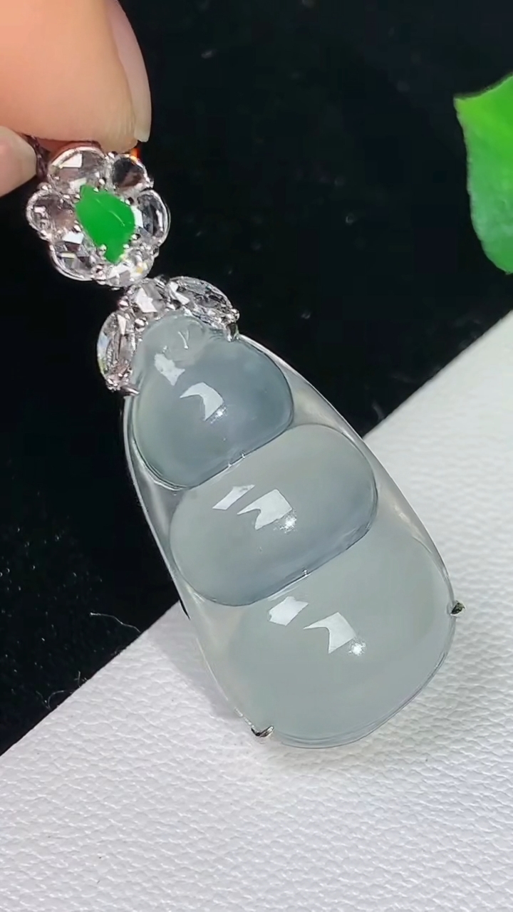 天然A货翡翠白冰福豆吊坠，尺寸35.2-24.6-13.8-8.4，重量:3.96g
8月11日