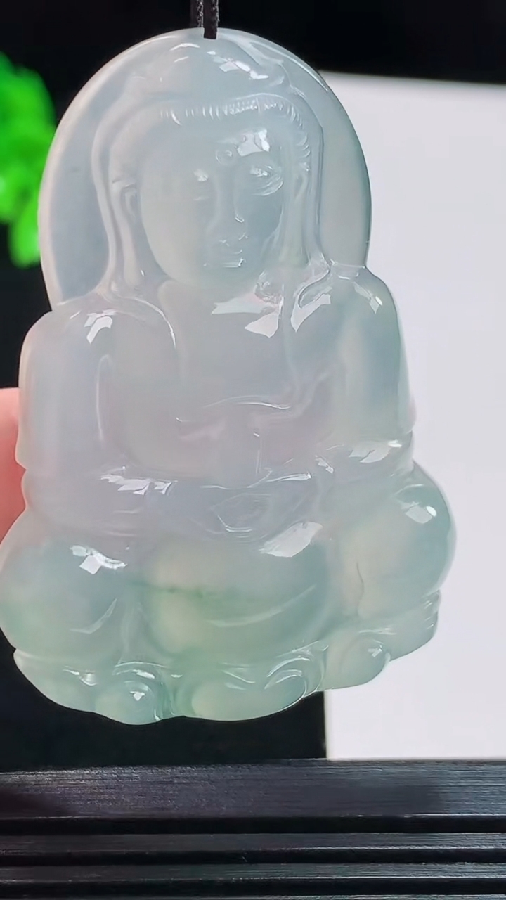天然A货翡翠种飘花正装观音吊坠，尺寸49-34-5.6 重量:17.15g
8月11日