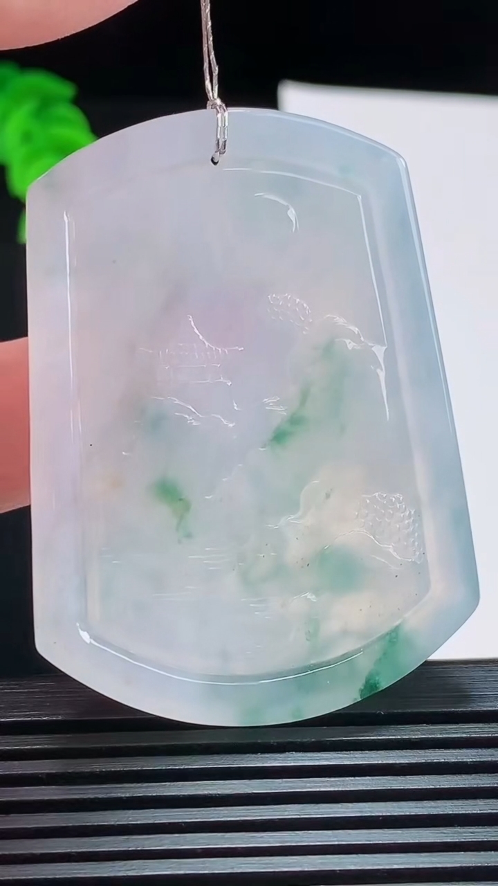 天然A货翡翠牌吊坠，尺寸53-38.5-6 重量:25.69g
8月11日