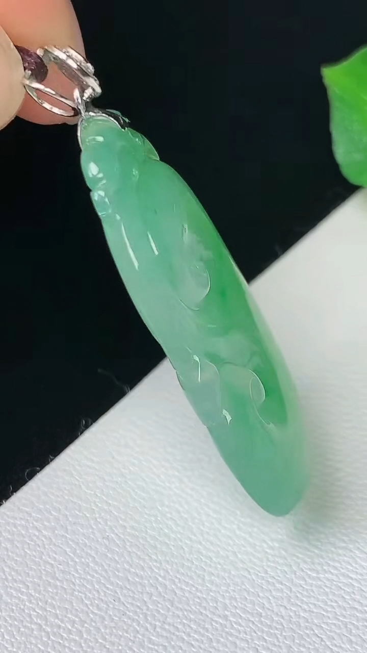 天然A货翡翠如意吊坠，尺寸34.3-18.3-5.4，重量:6.98g
8月11日