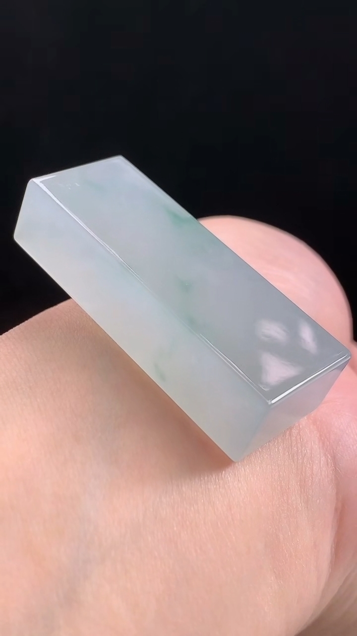 天然A货翡翠种飘花无事牌吊坠，尺寸48-19-12 重量:36.08g
8月11日