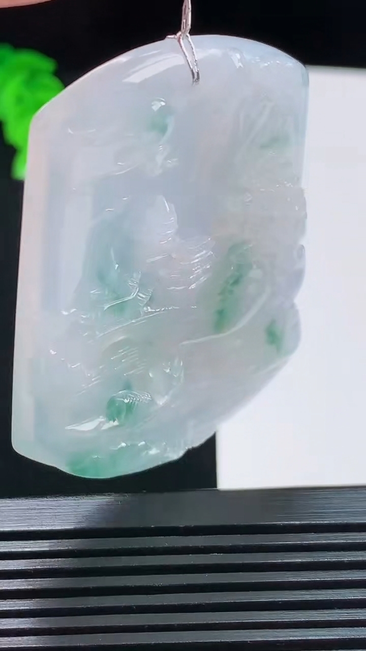 天然A货翡翠牌吊坠，尺寸53-38.5-6 重量:25.69g
8月11日