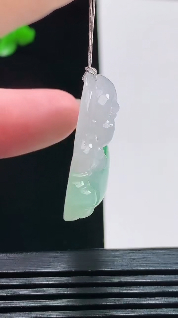 天然A货翡翠佛公吊坠，尺寸30-32-7.5 重量:10.40g
8月11日