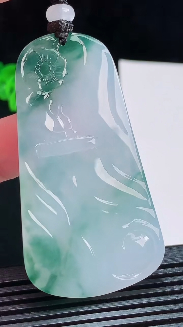 天然A货翡翠种飘花普贤菩萨吊坠，尺寸61.6-33-6 重量:30.13g
8月11日
