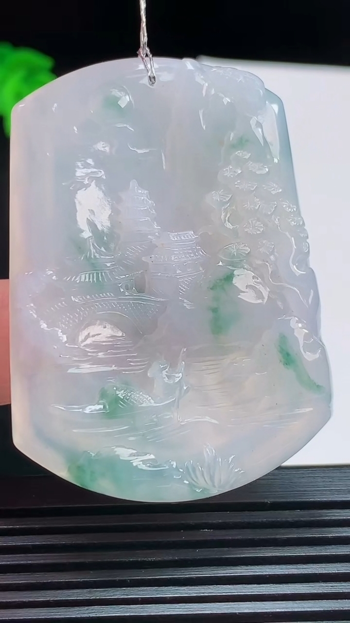 天然A货翡翠牌吊坠，尺寸53-38.5-6 重量:25.69g
8月11日