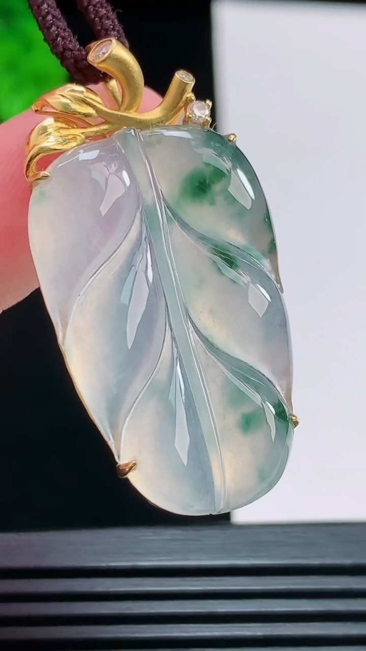 天然A货翡翠种飘花金枝玉叶 叶子吊坠，尺寸41.6-21-6，裸石33-20.5 重量:7.33g
