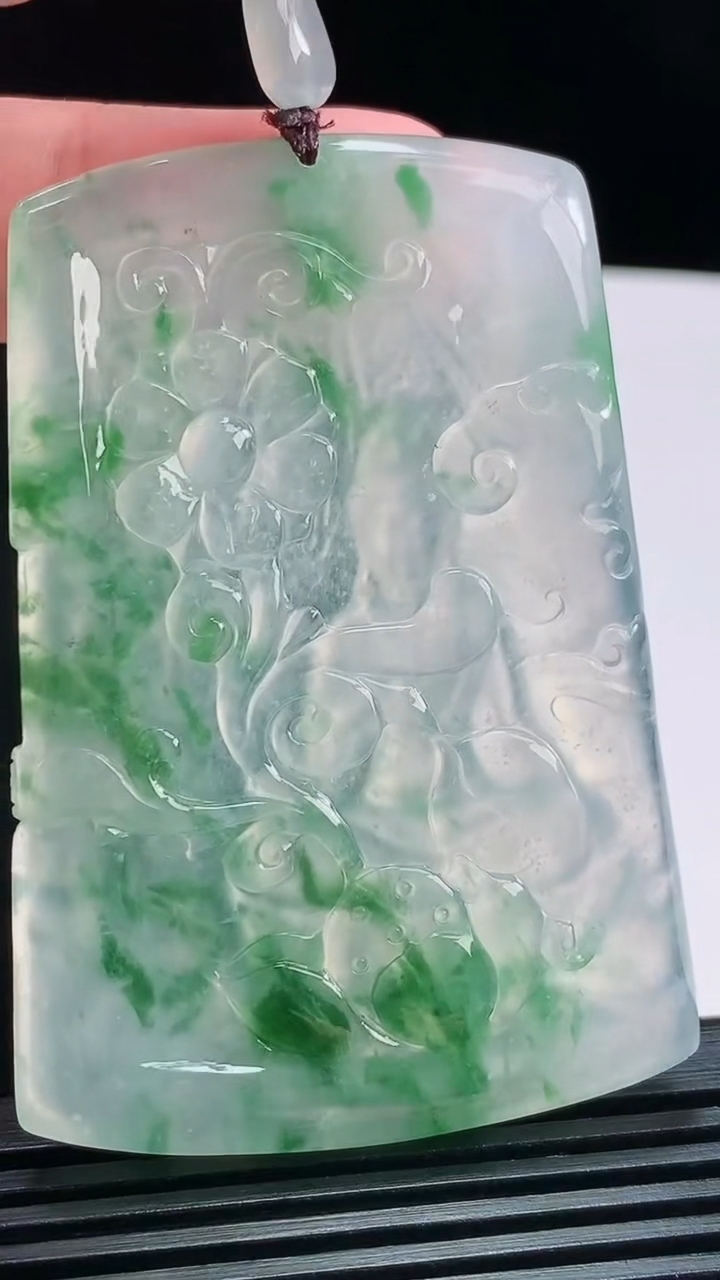 天然A货翡翠观音菩萨吊坠，尺寸66-45-6.3 重量:50.00g
8月11日