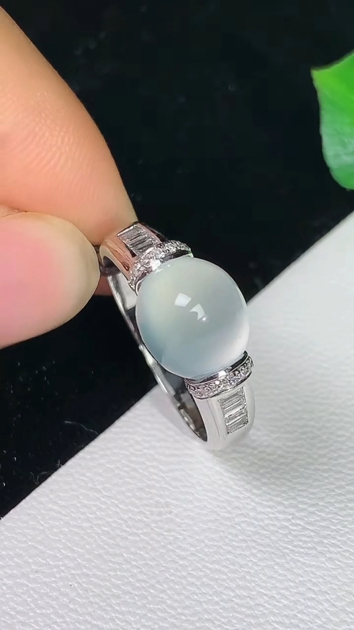 天然A货翡翠白冰蛋面戒指，尺寸17.2-8.4-8，重量:3.25g2026年8月11日
工厂直销收藏佳品,种好水足，色泽均匀，有种有色，上手高大气！