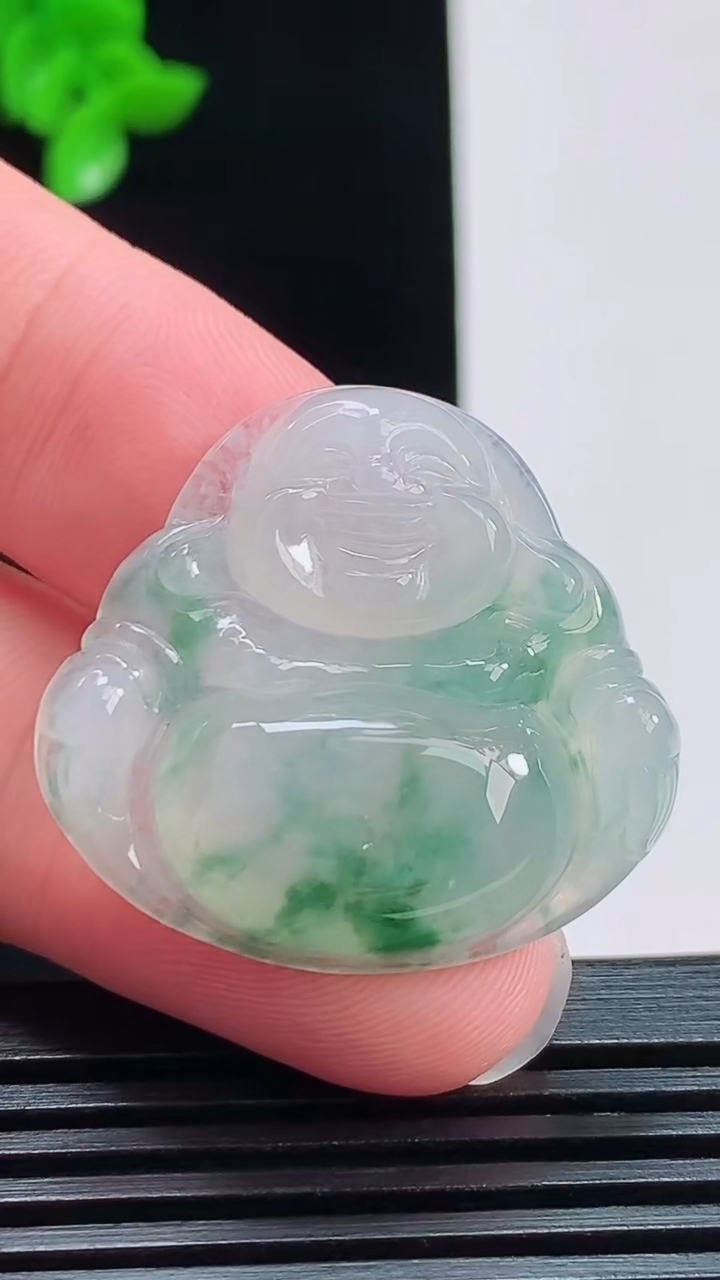 天然A货翡翠飘花佛公吊坠，尺寸28-30-6.2，重量:8.51g
8月11日