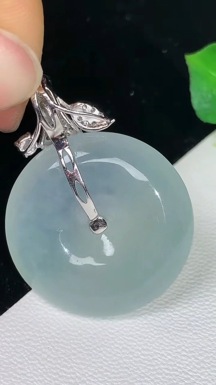天然A货翡翠白冰平安扣吊坠，尺寸26-6.4，重量:10.02g
8月11日