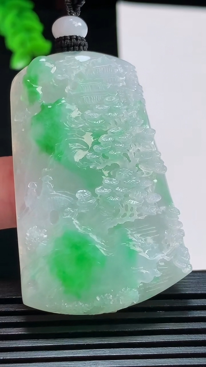 天然A货翡翠山水牌吊坠，尺寸52-33-8.6 重量:32.60g
8月11日