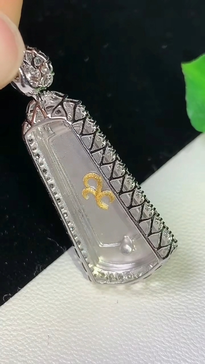 天然A货翡翠无事牌吊坠，尺寸37.8-14.7-7.8，裸石25.2-11，重量:4.95g
8月11日
