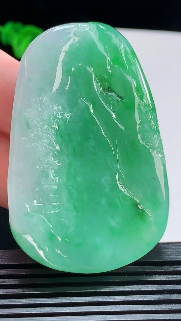 天然A货翡翠山水牌吊坠，尺寸63-39-8.8 重量:46.25g
8月11日