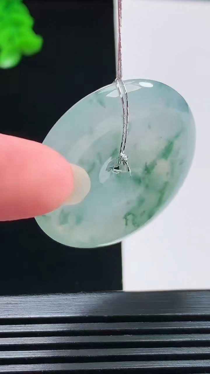 天然A货翡翠种飘花平安扣吊坠，尺寸33-5 重量:11.92g
8月11日