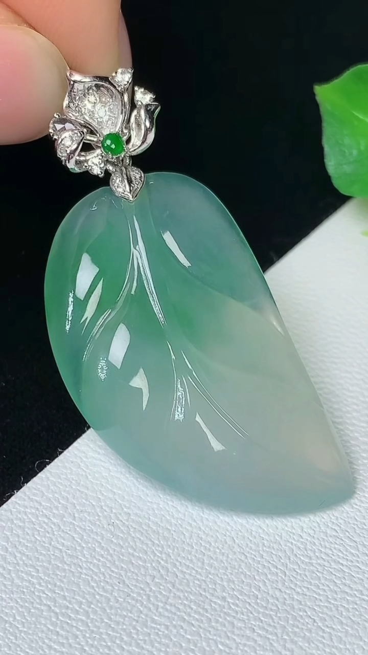 天然A货翡翠金枝玉叶 叶子吊坠，尺寸32.9-20-5.4，重量:6.71g
8月11日
