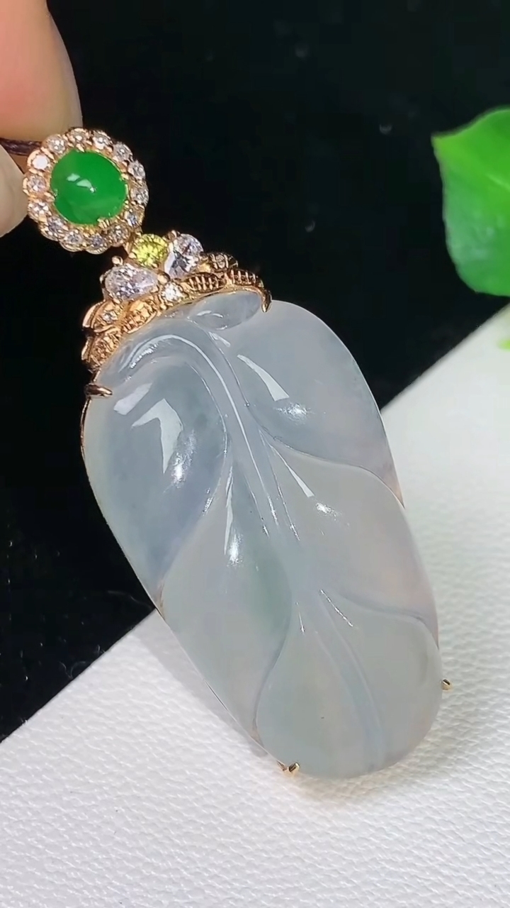 天然A货翡翠金枝玉叶 叶子吊坠，尺寸41.3-29-16.9-7.8，重量:5.87g
8月11日