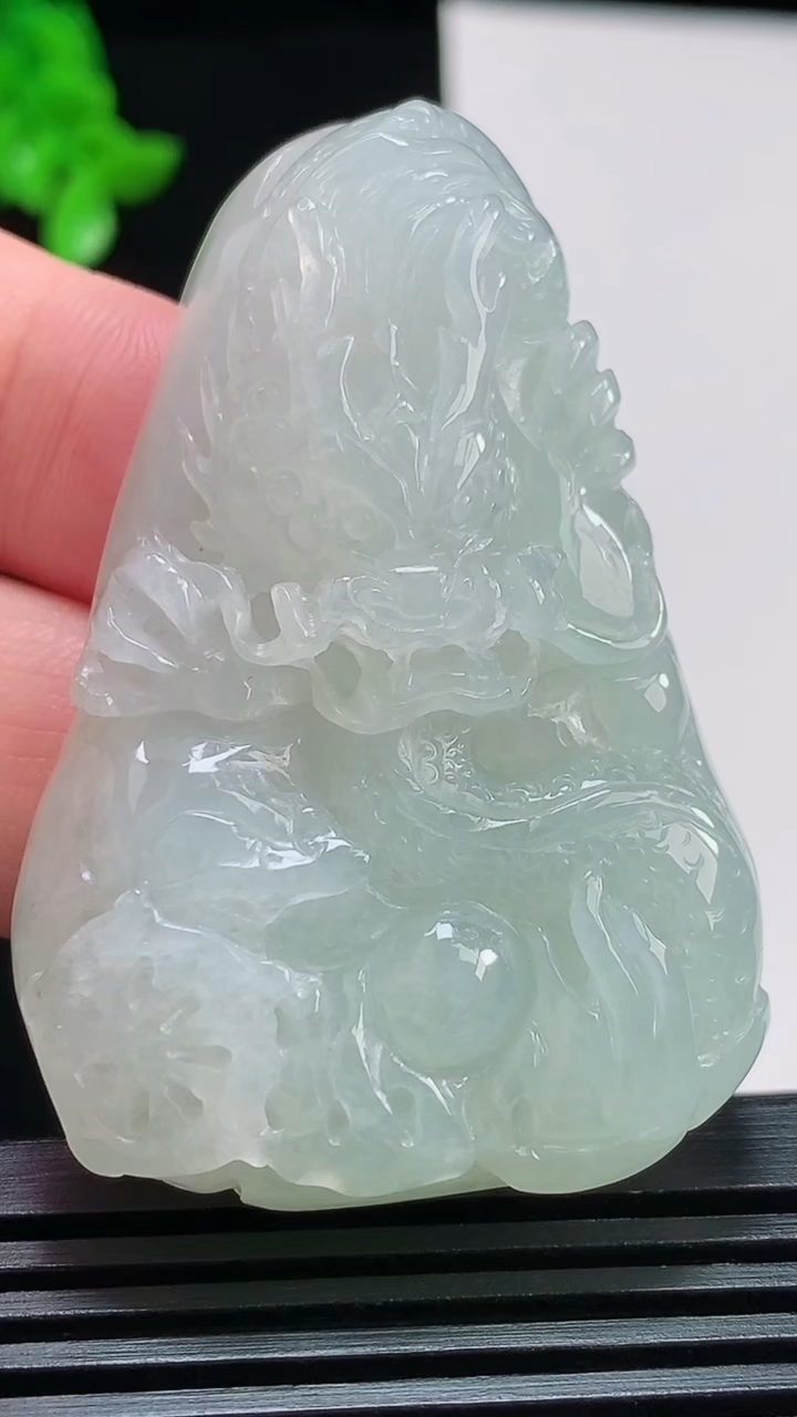 天然A货翡翠龙牌吊坠，尺寸55-37-12.5，重量:44.84g H172
8月11日