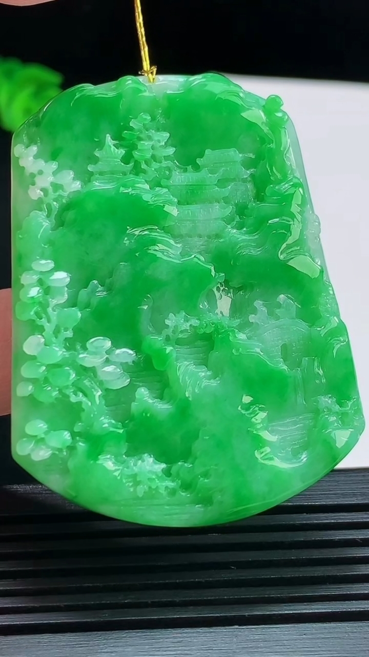 天然A货翡翠山水牌吊坠，尺寸54-40.5-5.8 重量:27.72g
8月11日