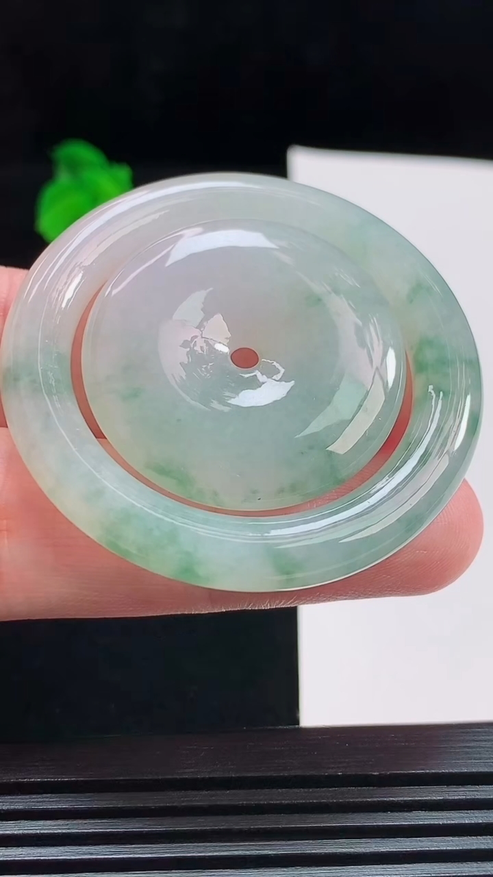 天然A货翡翠飘花母子平安扣吊坠，尺寸47.5-5.8，32-6 重量:27.18g
8月11日