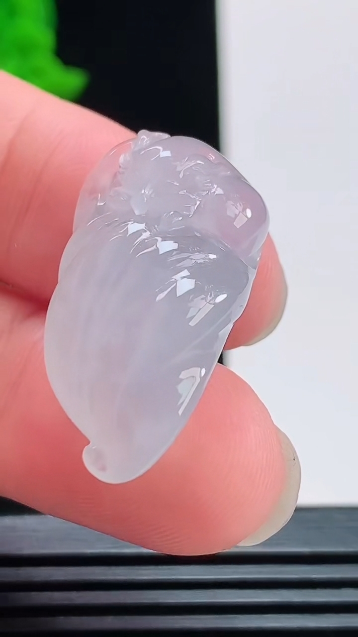 天然A货翡翠九尾狐吊坠，尺寸29-15.6-10.5 重量:7.37g
8月11日