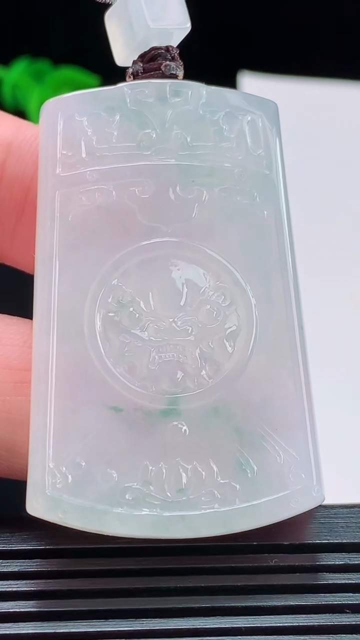 天然A货翡翠种飘花仿古无事牌吊坠，尺寸51-32-5.5 重量:26.09g
8月11日