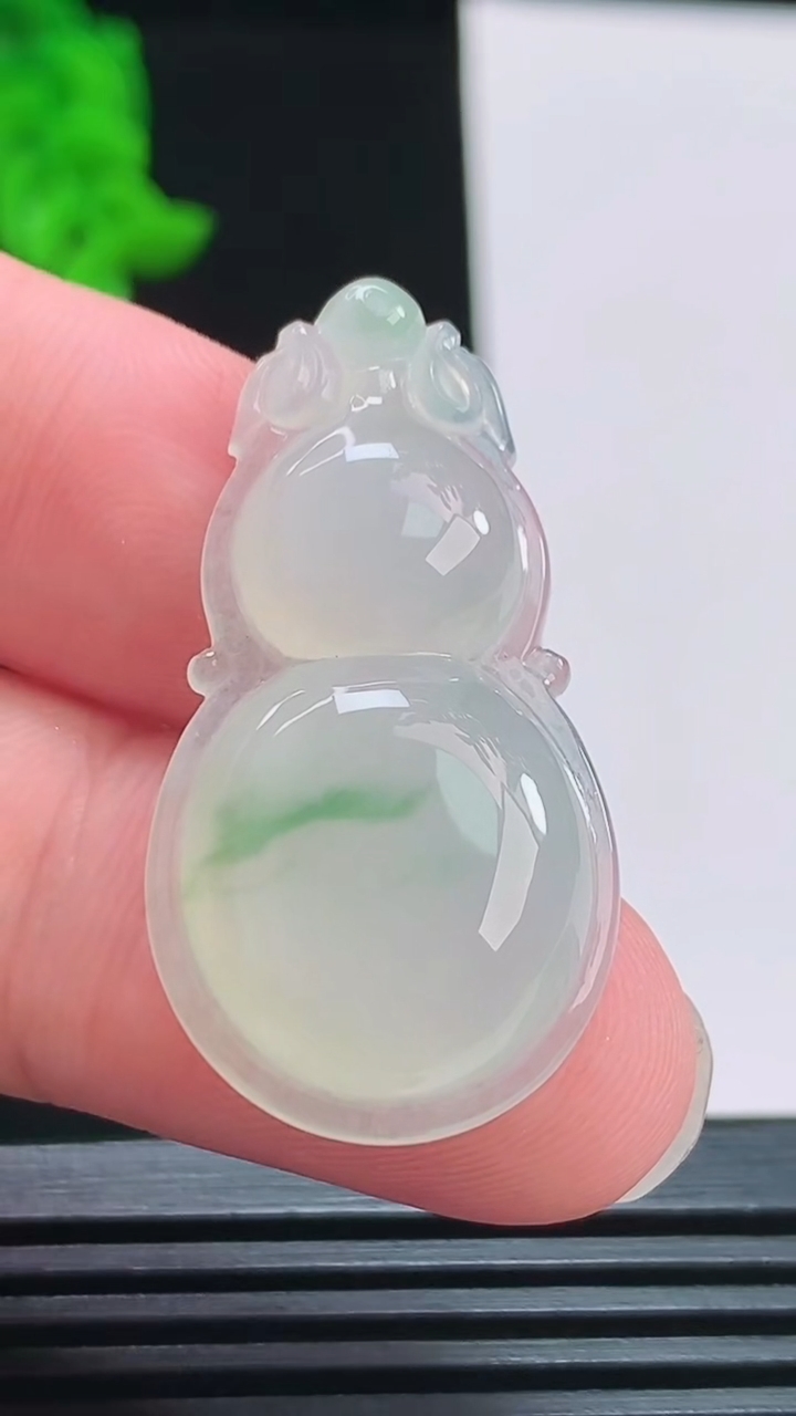 天然A货翡翠葫芦吊坠，尺寸36.6-19-5.8 重量:6.17g
8月11日