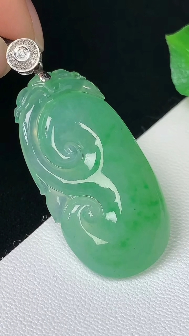 天然A货翡翠如意吊坠，尺寸34.3-18.3-5.4，重量:6.98g
8月11日