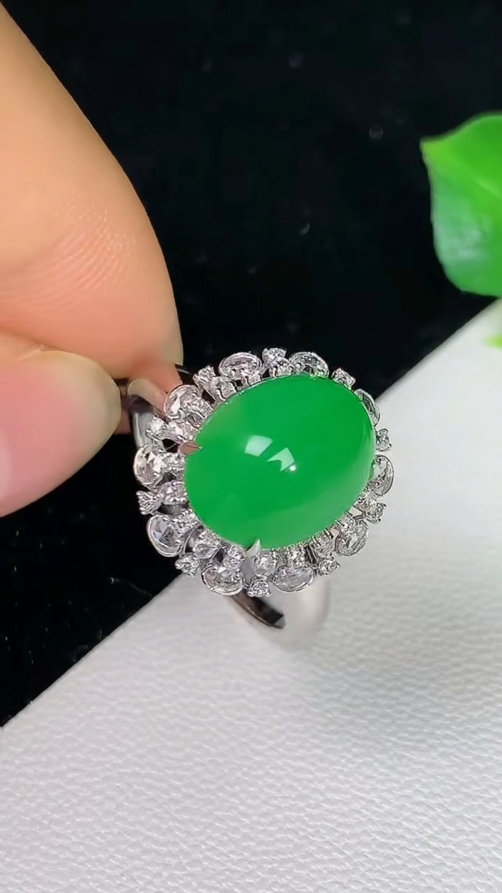 天然A货翡翠蛋面戒指，尺寸17.3-11.2-8.5，重量:4.02g2026年8月12日
工厂直销收藏佳品,种好水足，色泽均匀，有种有色，上手高大气！