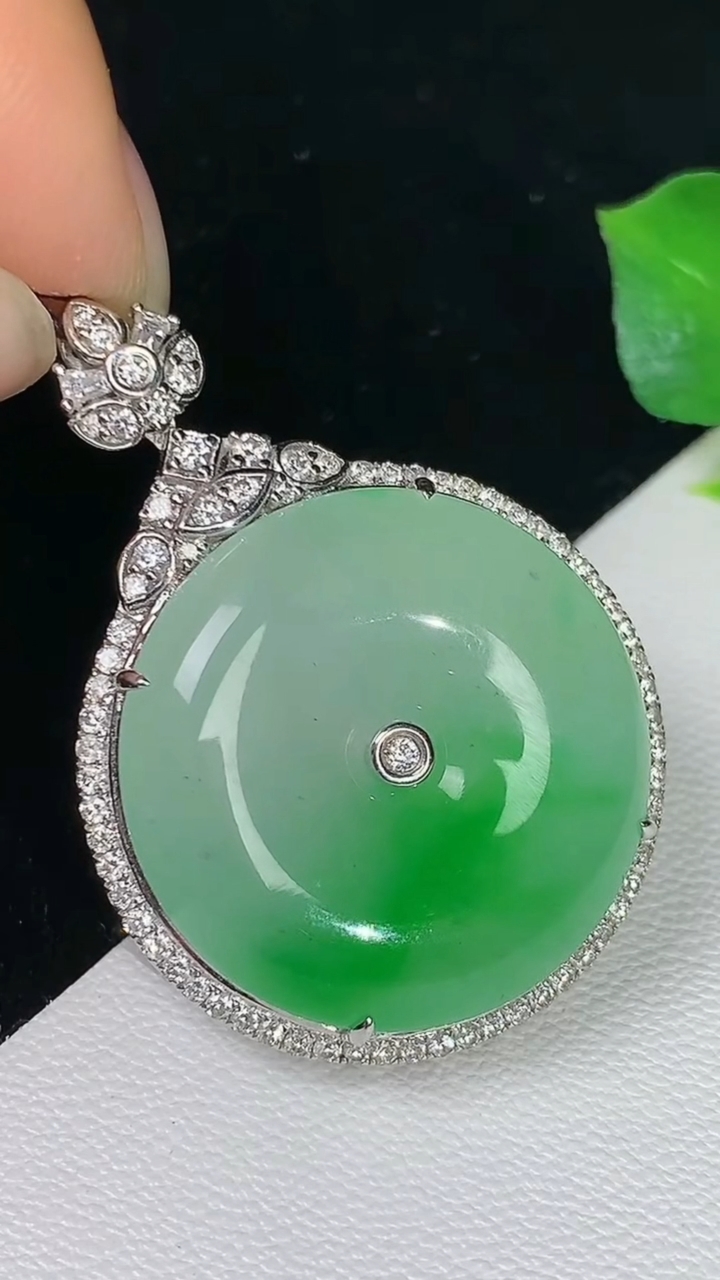 天然A货翡翠平安扣吊坠，尺寸27.9-26.7-8.4，裸石23.6，重量:10.65g
8月12日