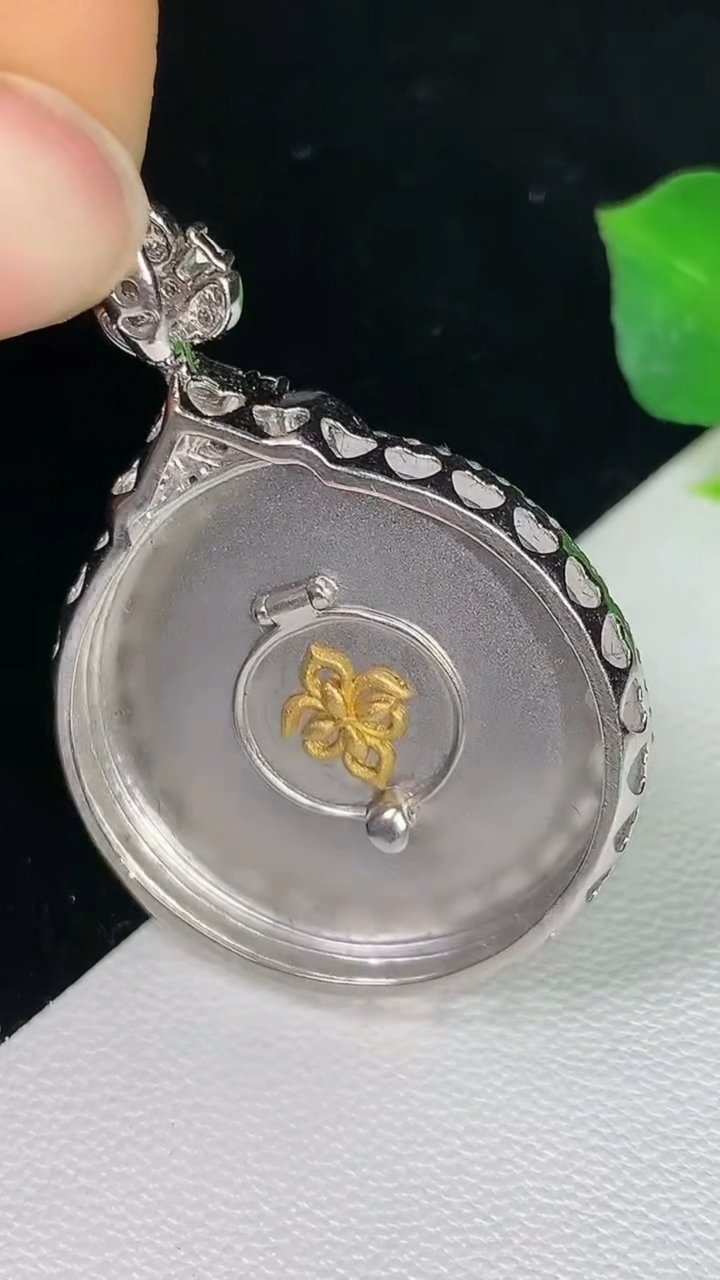 天然A货翡翠平安扣吊坠，尺寸27.9-26.7-8.4，裸石23.6，重量:10.65g
8月12日