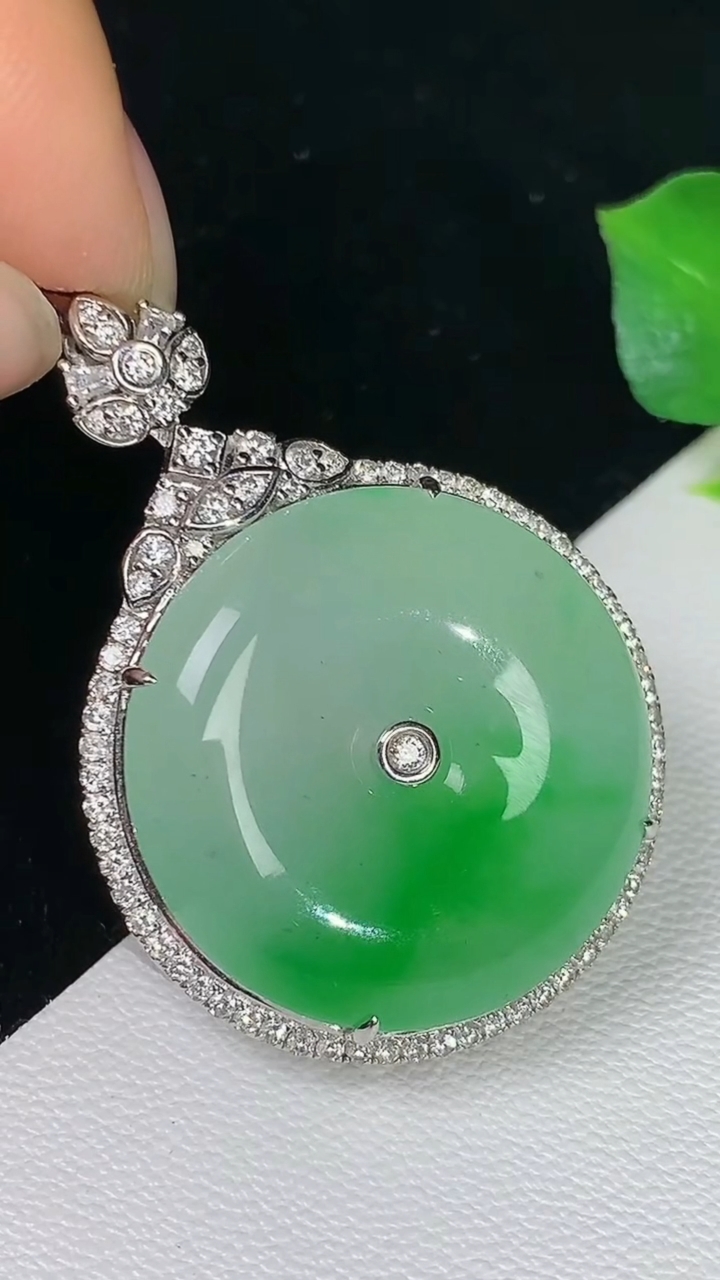 天然A货翡翠平安扣吊坠，尺寸27.9-26.7-8.4，裸石23.6，重量:10.65g
8月12日