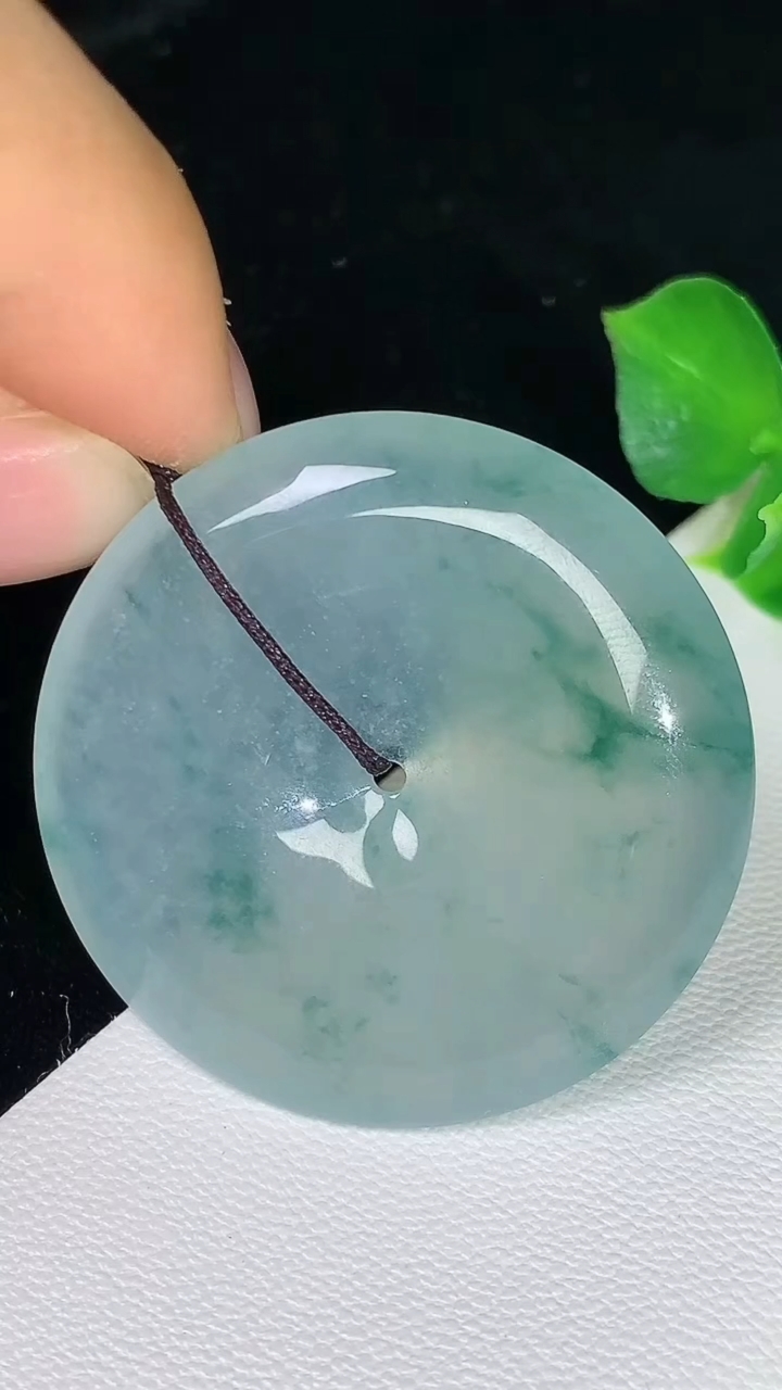 天然A货翡翠飘花平安扣吊坠，尺寸34.9-5.4，重量:13.77g
8月12日