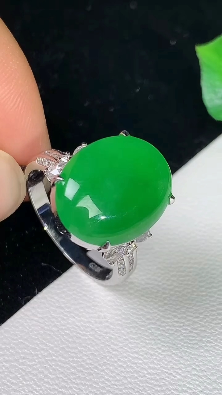 天然A货翡翠蛋面戒指，尺寸17-14.8-11.8，重量:4.89g2026年8月12日
工厂直销收