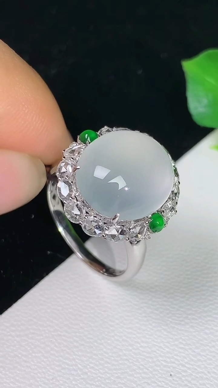 天然A货翡翠白冰蛋面戒指，尺寸175-13.8-11.8，重量:4.52g2026年8月12日
工厂