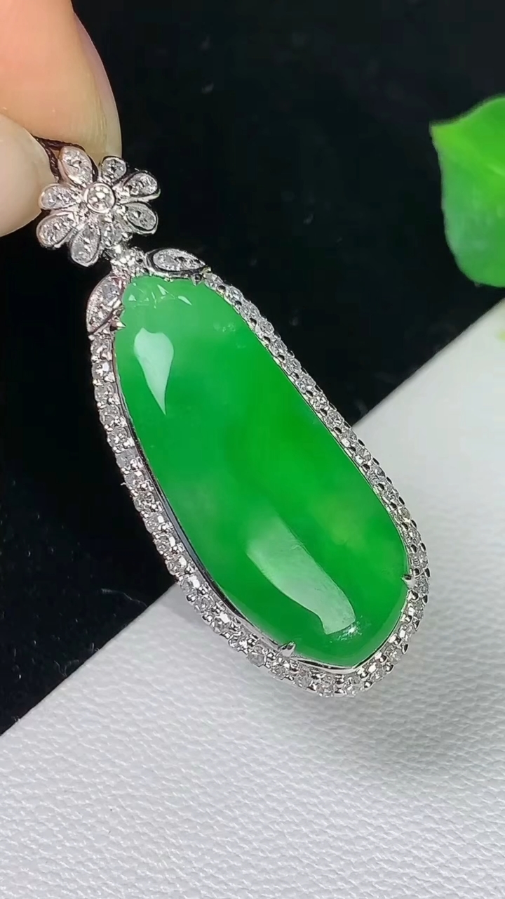 天然A货翡翠福瓜吊坠，尺寸35-13.2-7.2，裸石24.2-9.8，重量:4.34g
8月12日