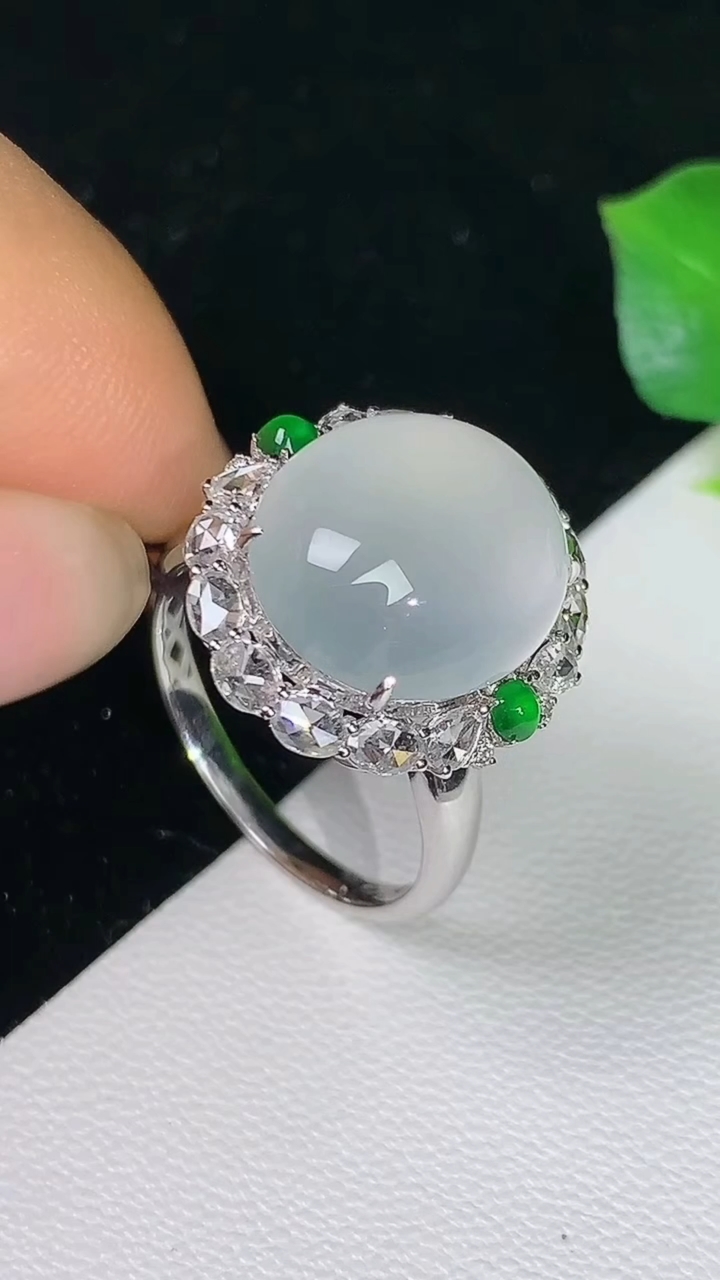 天然A货翡翠白冰蛋面戒指，尺寸175-13.8-11.8，重量:4.52g2026年8月12日
工厂