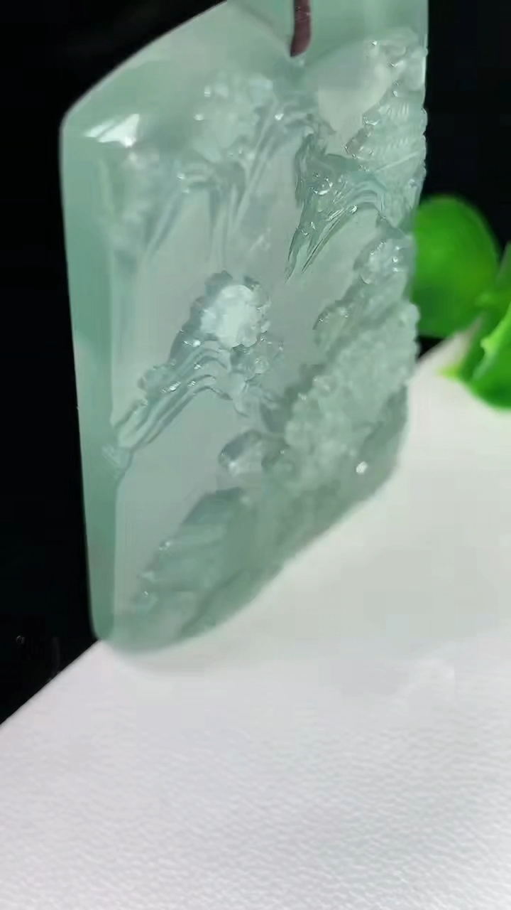 天然A货翡翠山水牌吊坠，尺寸54.7-32.3-6.5，重量:27.66g
8月12日