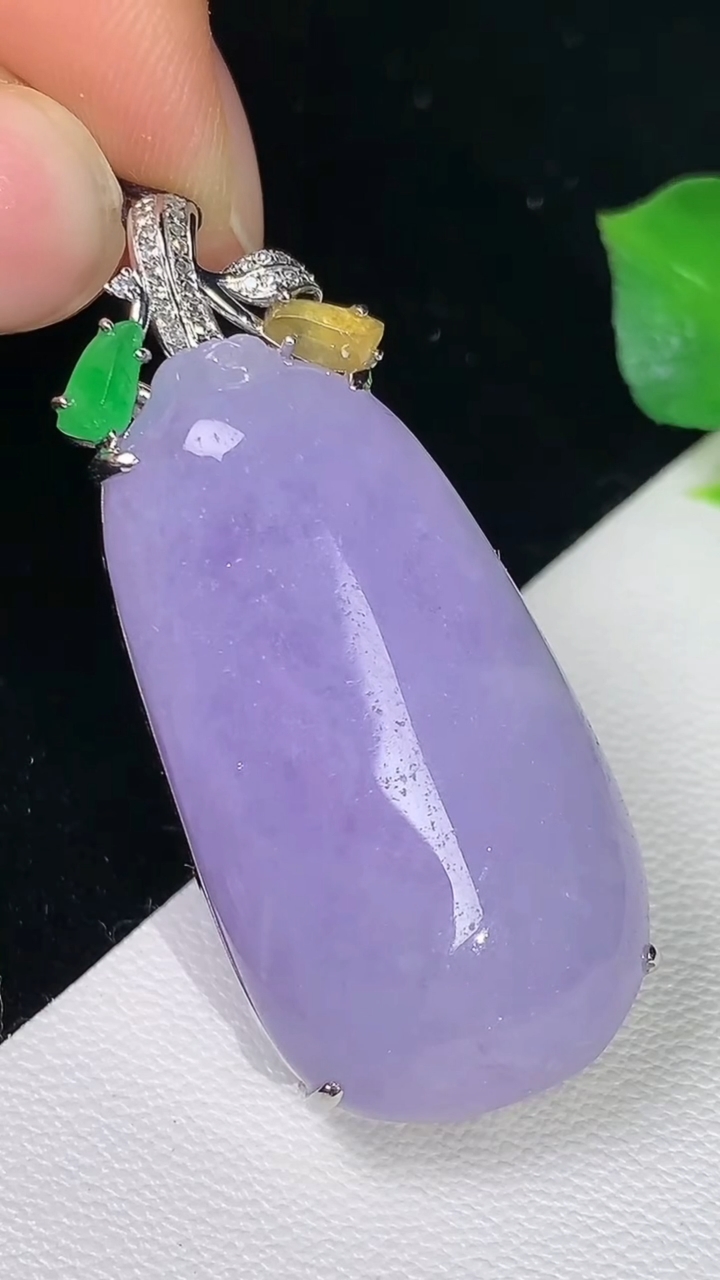 天然A货翡翠k金紫罗兰福瓜吊坠，尺寸35-18.4-11.5，重量:14.40g
8月12日