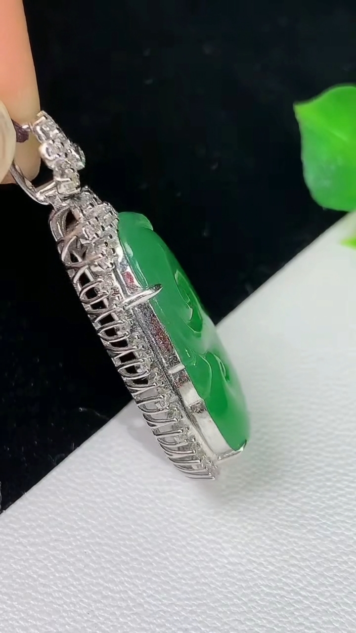 天然A货翡翠如意吊坠，尺寸37.3-16.6-7.9，裸石24.6-13.5，重量:6.74g
8月12日