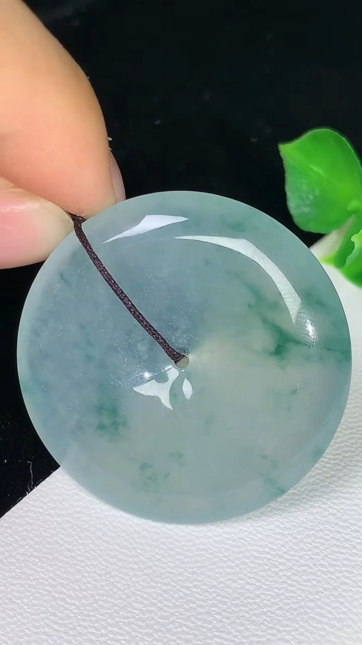 天然A货翡翠飘花平安扣吊坠，尺寸34.9-5.4，重量:13.77g
8月12日