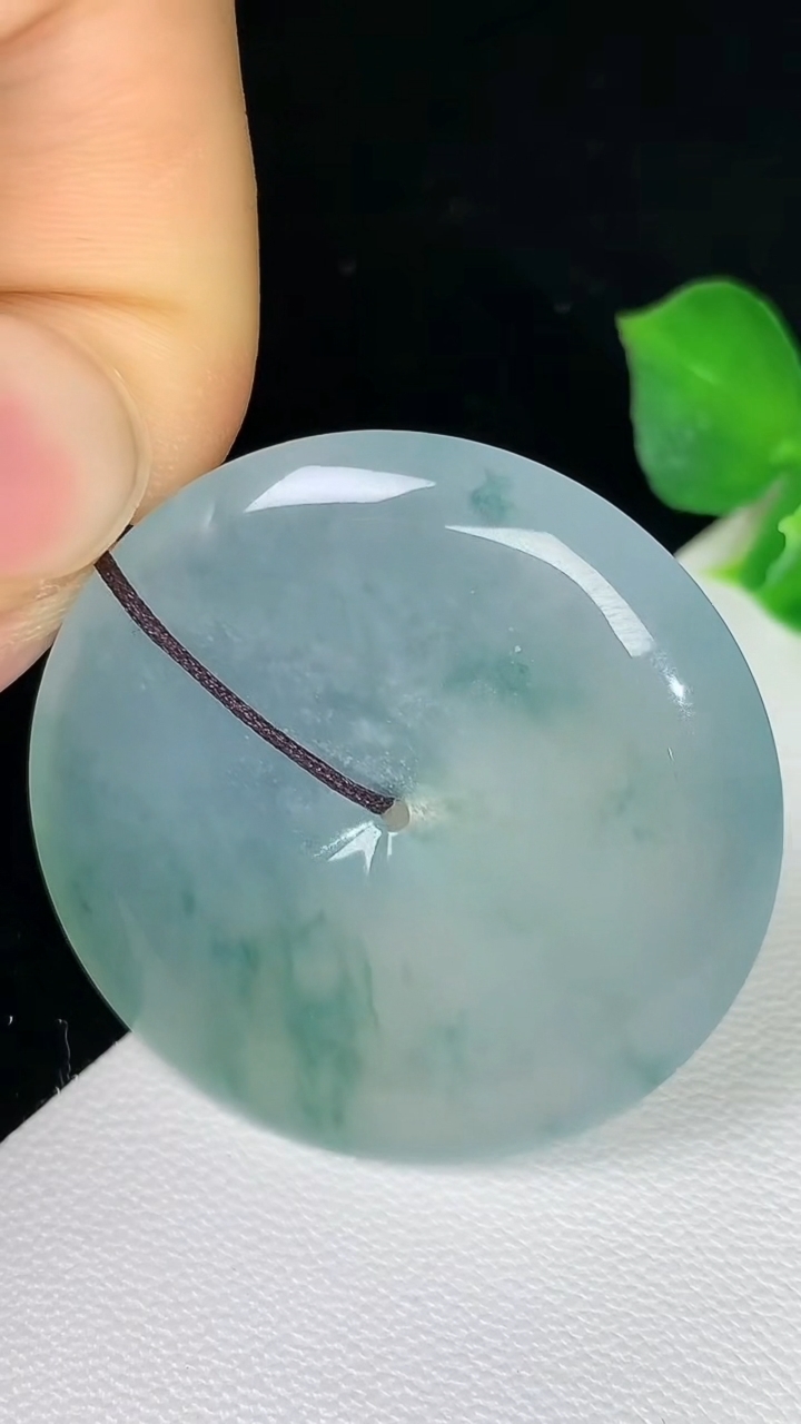 天然A货翡翠飘花平安扣吊坠，尺寸34.9-5.4，重量:13.77g
8月12日