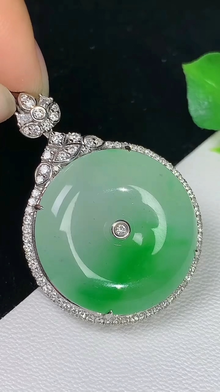 天然A货翡翠平安扣吊坠，尺寸27.9-26.7-8.4，裸石23.6，重量:10.65g
8月12日